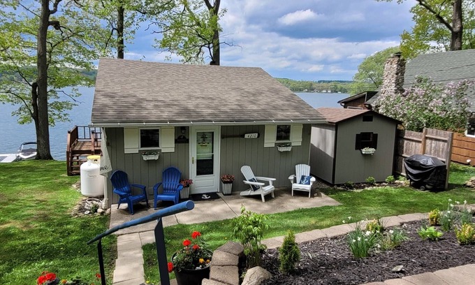 Hunt House | Lakefront cottage on Silver lake near Letchworth Park