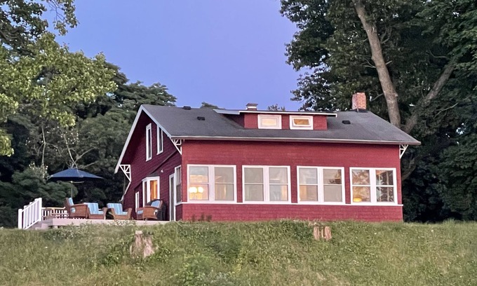 Paw Paw Cottage | Lakefront cottage
