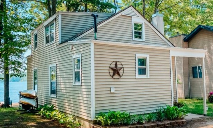 Traverse City House | Lakefront cottage close to Traverse City, Sleeping Bear Dunes & Crystal Mountain