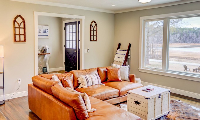 Young Harris Cottage | Lakefront cottage with private dock, hot tub, fireplace & game room