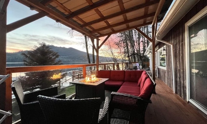 Youbou Cottage | LAKEFRONT Cottage-w-private Hot Tub