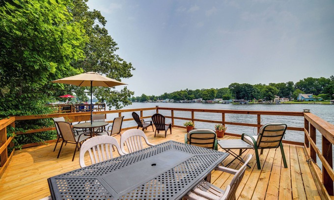 Monticello Cottage | Lakefront Cottage w/Deck Near Indiana Beach!