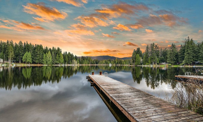 Fall City Cabin | Lakefront cottage with docks, kayak, deck, firepit & beachfront, drive to skiing
