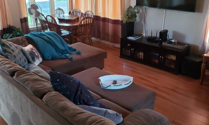 Selkirk House | Lakefront Cottage with Great Views- Dog Friendly ♡