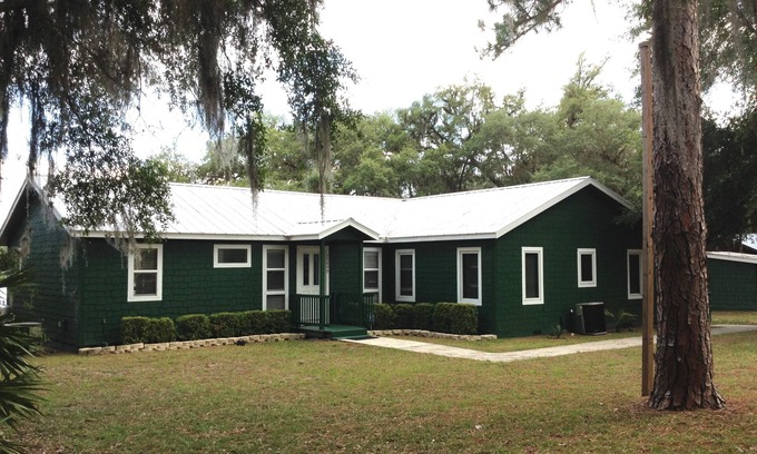 Edgar House | Lakefront Country Haven near Ocala & Forest -With Canoe, Lifejackets and Grill!