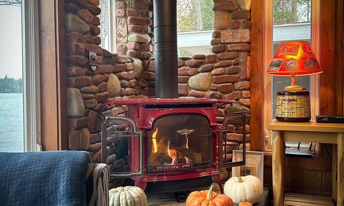 Gwinn Cottage | Lakefront/Cozy Cedar Cottage/Fireplace/Firepit/Sauna/Minutes from Marquette!