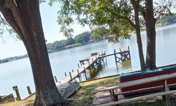 Donie House | Lakefront Cozy Cottage