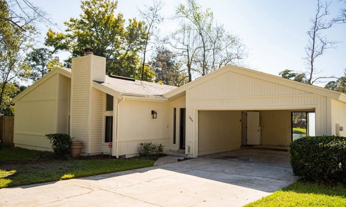 Southside House | Lakefront Cozy Executive family Home 3 bd/2 ba/2 car garage