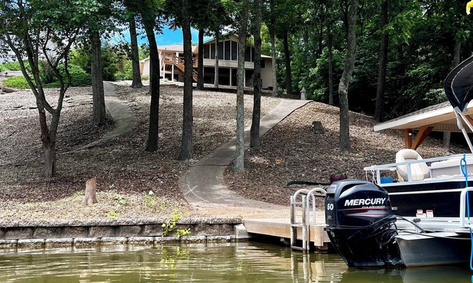 Bella Vista House | Lakefront, Dock, Remodeled, Views, screen porch, Kayaks!