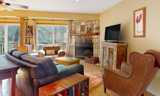 Eureka Springs Cottage | Lakefront dog-friendly home near Eureka Springs with deck, lake views, fireplace