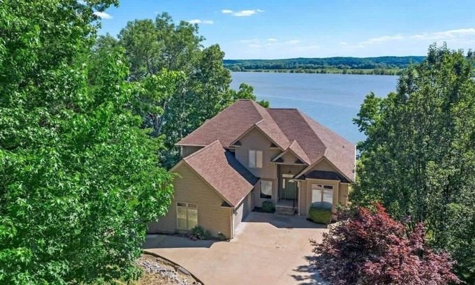 Cadiz House | Lakefront Escape - Home Theater & Pool Table
