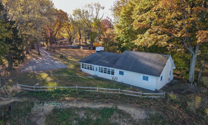 Lake City House | Lakefront Escape on Erie’s Edge | 20 minutes to Presque Isle | Pet Friendly!nn