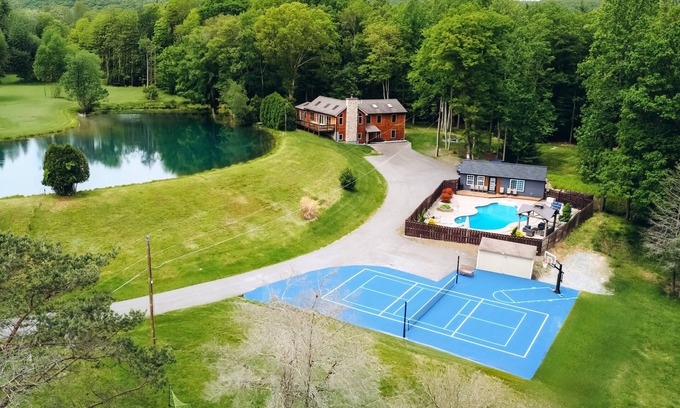 Jonas House | Lakefront Estate on 10 acres, Heated pool/pickleball/Volleyball/Soccer/Hot tub