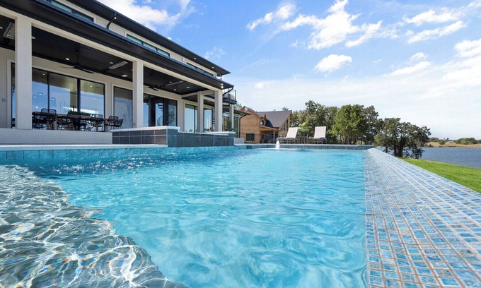 Streetman Resort | Lakefront Estate with heated spa/pool +chef avail - events w/approval