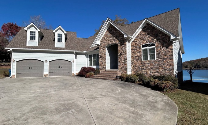 Groveoak House | Lakefront Family Retreat - Mill Creek at Beautiful Lake Guntersville