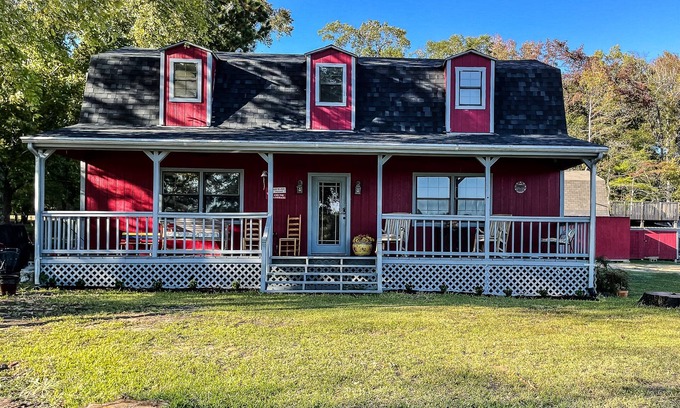 Murchison House | Lakefront Family Retreat on Callender Lake 30 Min from Canton