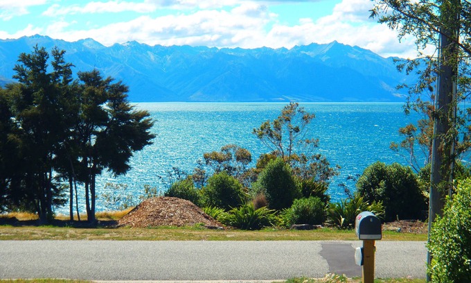 Lake Hawea House | Lakefront Fantail House