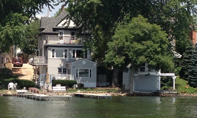 Madison Apartment | Lakefront fashionable flat