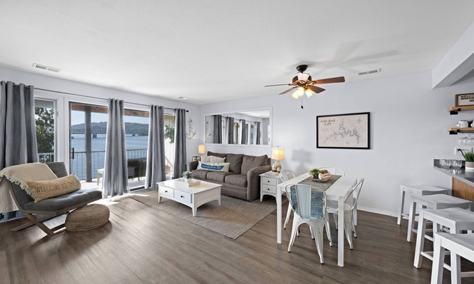 Kimberling City Condo | Lakefront, Fireplace: Home Near Silver Dollar City