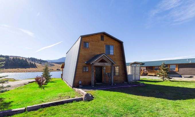 Island Park House | Lakefront,Firepit,Grill,Kayaks,Private Dock,20m Yellowstone,Sleeps 6, Henry's Hatch Cabin