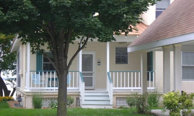 Winneconne Cottage | LAKEFRONT,FISHING,GOLF(EXCLUDES EAA FLY-IN RATE, 7 NIGHT MIN. July 24 - 30)