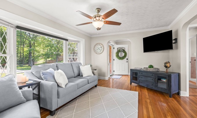 High Point House | Lakefront Getaway – 180° Water Views, Sunroom, Deck, Marina & 3 Miles to HPU