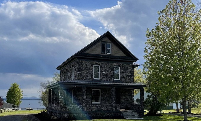 Cleveland Cottage | Lakefront Getaway at the Cozy Stone House