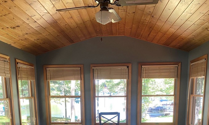 Gladwin House | Lakefront Getaway! Private Beach, Kayaks, paddle boat, dock & more 🎣 ☃️🛷👙☀️