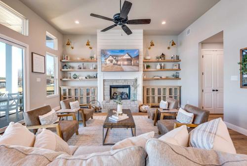 Granbury House | Lakefront Granbury Retreat with Patio and Fire Pit