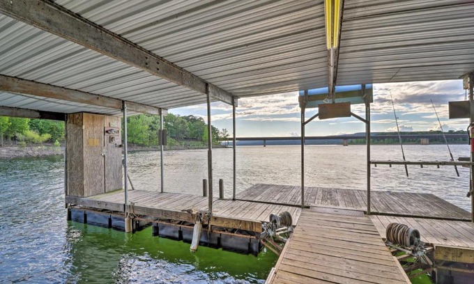 Greers Ferry House | Lakefront Greers Ferry Cabin with Covered Boat Slip!