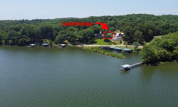 Waverly House | Lakefront Guesthouse with hot tub and lake access
