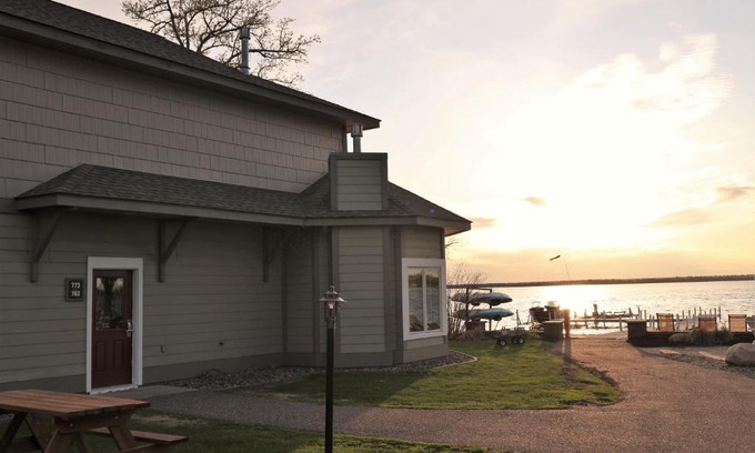Nisswa Apartment | Lakefront Gull Lake 2BR Condo Boat Rentals Available Bay Colony 773