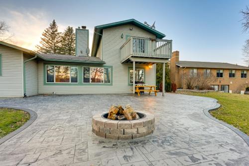 Hartland House | Lakefront Hartland Cottage with Patio and Fire Pits!