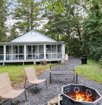 Saylorsburg House | Lakefront Haven Modern Cottage