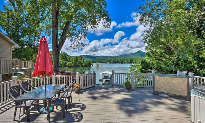 Hiawassee House | Lakefront Hiawassee Home w/Boat Dock & Hot Tub!