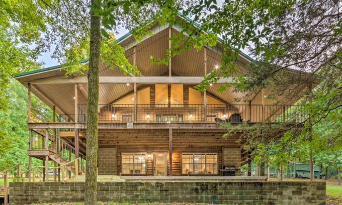 Scranton House | Lakefront Hideaway in Scranton Spacious Deck
