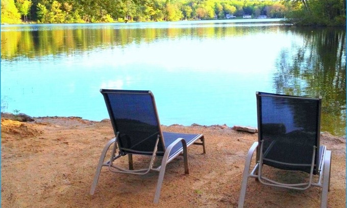 Northwood House | LakeFront historic home SANDYPrivate Beach.NoPets.paddle&row boat.Fishing