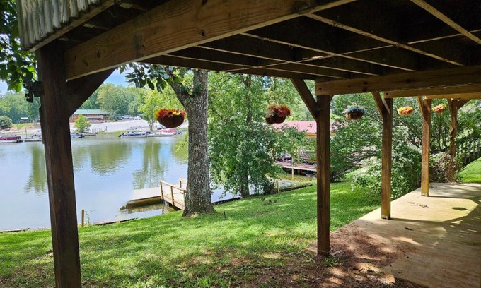 Dayton House | LAKEFRONT Home at Lake Chickamauga! Walk to the Marina!