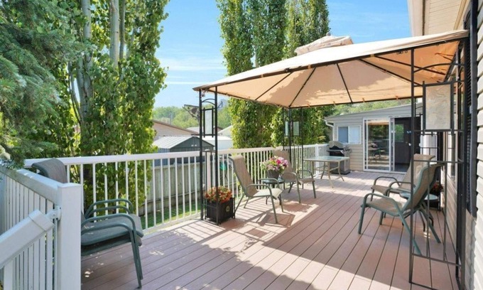 Rochon Sands House | Lakefront Home on the beach at Buffalo Lake