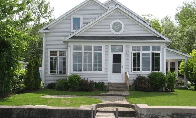 Auburn House | Lakefront Home on Owasco Lake, Finger Lakes NY Region