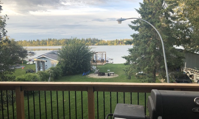 Division No. 11 Cabin | Lakefront home on Wizard Lake