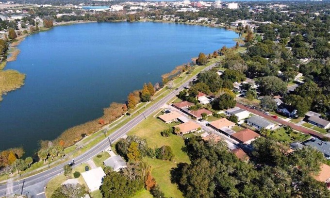 Dixieland House | LAKEFRONT HOME-PATIO/WASHER/DRYER/FULLY EQUIPPED-NEAR COLLEGE/SHOPS/MUSEUM/PARKS