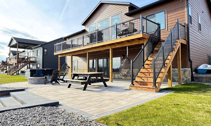 New Lisbon House | Lakefront Home w/Hot Tub & Beach – Sleeps 20