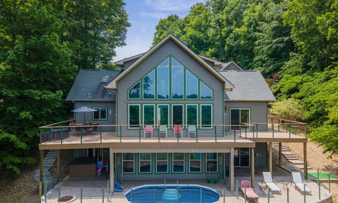 Jacksboro House | Lakefront home w/pool & hot tub