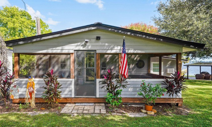 Florida South Atlantic Coast House | Lakefront Home w/Screened Porches in Frostproof!