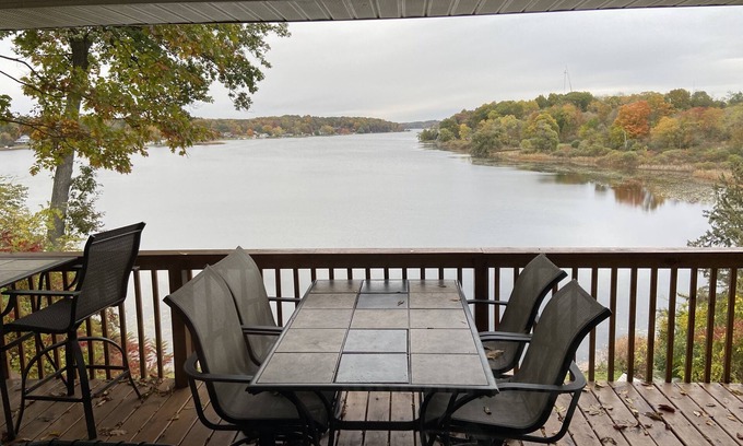 Cloverdale House | Lakefront Home with a spectacular view