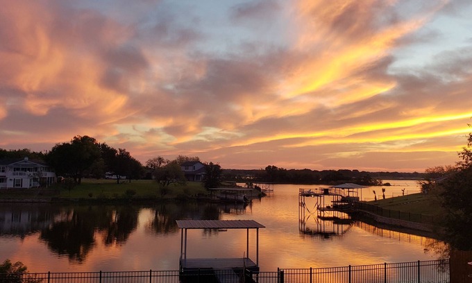 Dennis House | Lakefront Home with dock, 5 Kayaks! 3 miles to Granbury Square