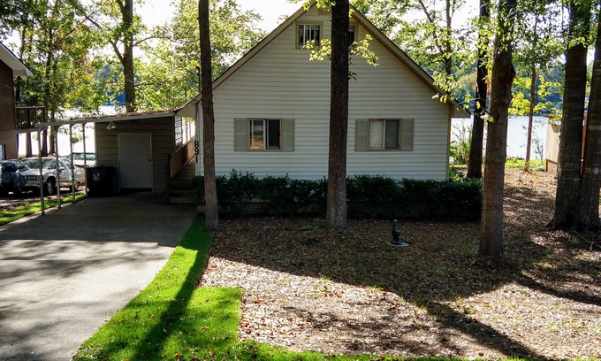 Macon House | lakefront home with kayaks in gated lake community in Macon Georgia