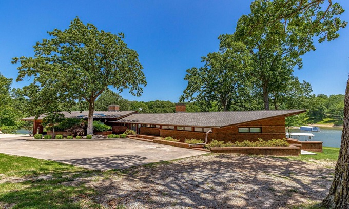 Grove House | Lakefront Home with one Free 8 Hour Boat Rental for Memorial Day Weekend!