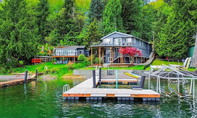Bellingham House | LAKEFRONT HOME with dock! 10 minutes to town, near Gailbraith mountain biking.